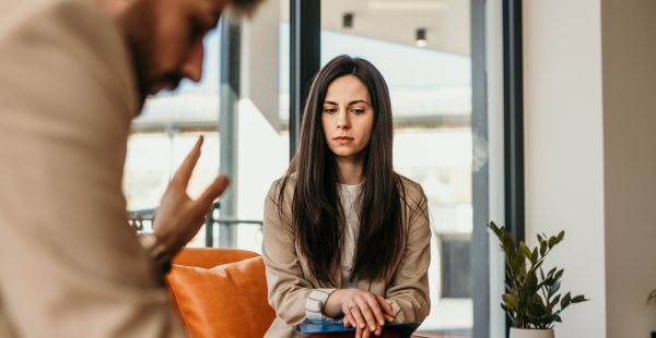 Une femme se sentant nerveuse lors d'une conversation ou d'une activité avec un collègue.